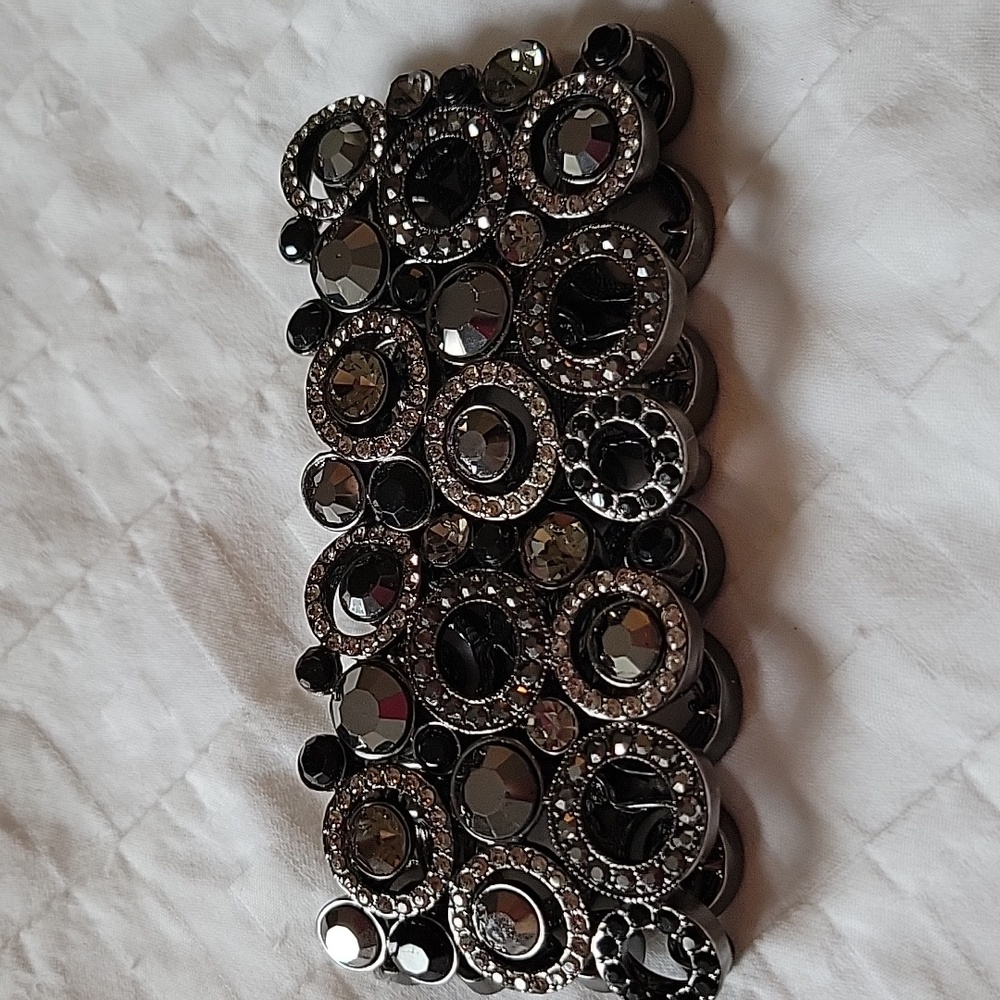 Black and grey rhinestone stretch bracelet.  Heavy weight....beautiful design